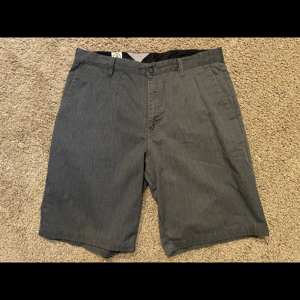 Volcom shorts size 36